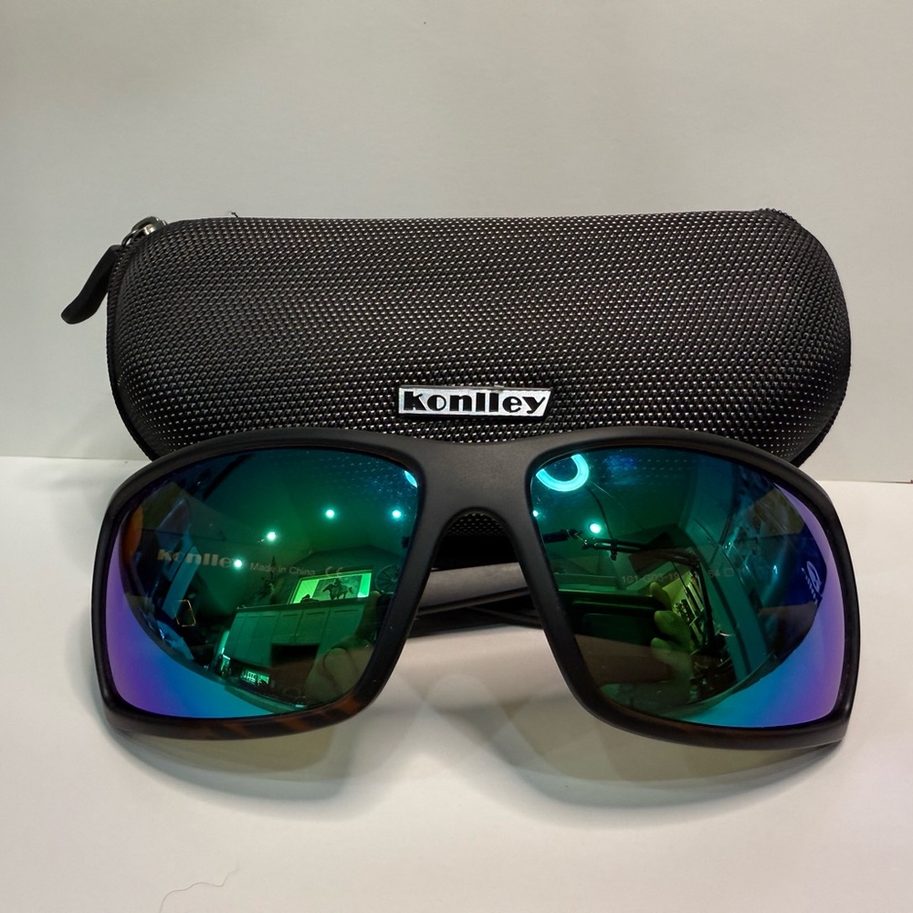 Konlley Floating Black Sunglasses with Green Lenses